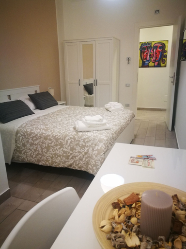 Bedroom 2, 'O Vic' Stritt, Napoli
