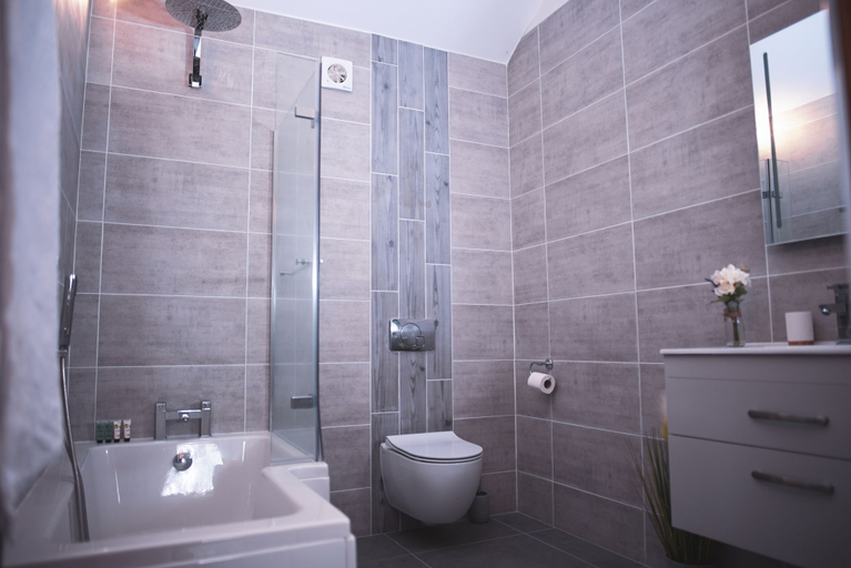Bathroom 3, Cheesemans farm house stables, Kent