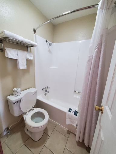 Bathroom 4, Relax Inn Henryetta, Okmulgee