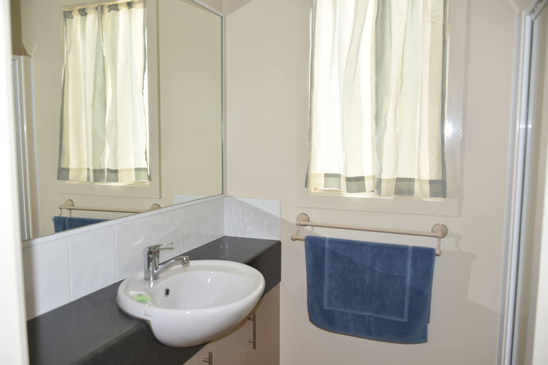 Bedroom 4, Ball Park Caravan Park, Corowa