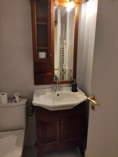 Bathroom 3, Seven Seconds Away, Attica