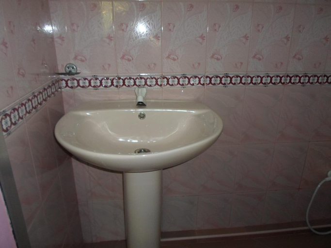 Bathroom 4, S A Village, Dambulla