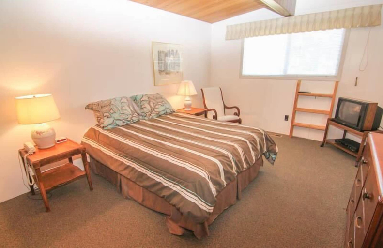 Bedroom 3, Wave Watchers, Lincoln