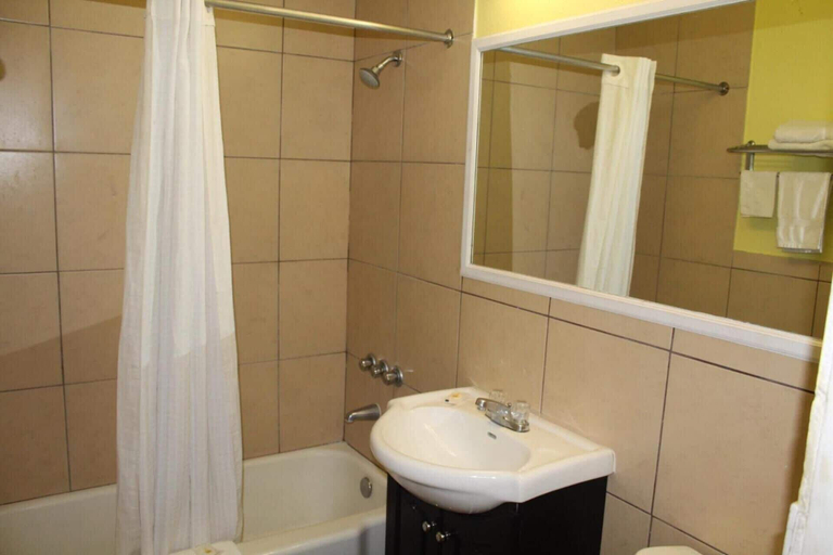 Bathroom 3, Hutchinson Inn, Reno