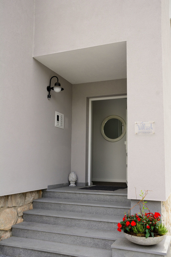 Exterior & Views 28