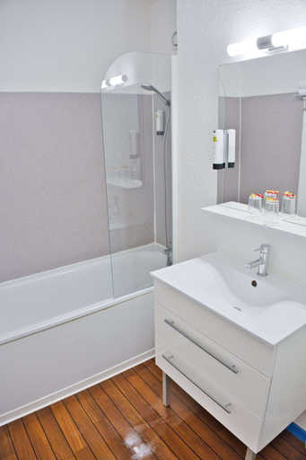 Bathroom 4, Hôtel des 2 golfs, Aude