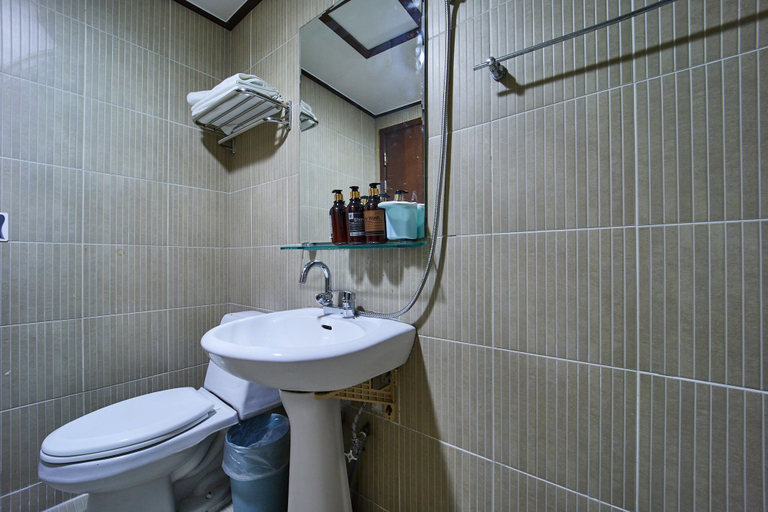 Bathroom 3, Seoul Central Hotel, Jung