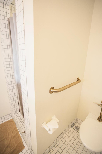Bathroom 4, Arnott's Lodge, Hawaii