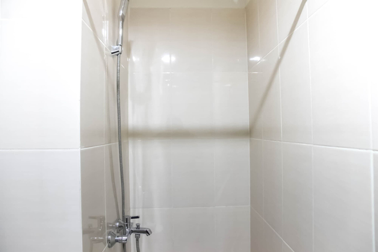 Bathroom 5, Spacious 1 BR at The Oasis Cikarang Apartment By Travelio, Cikarang