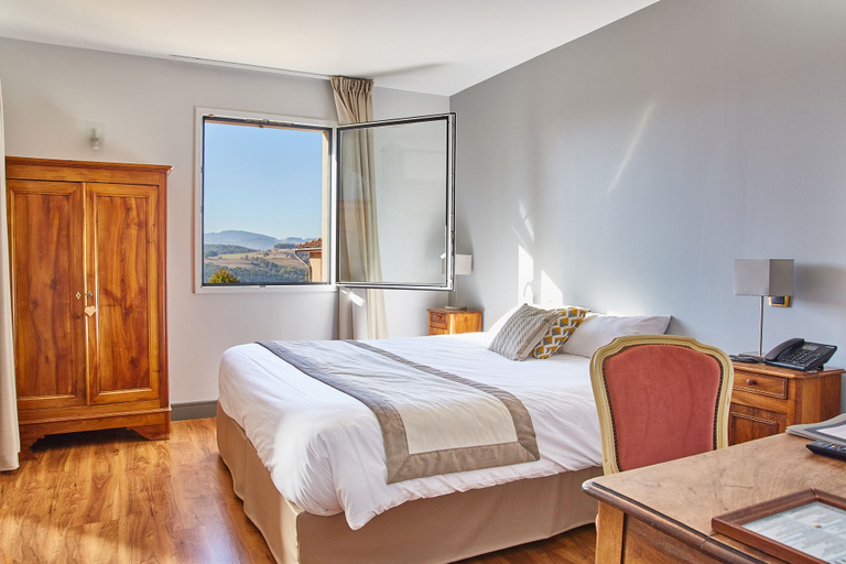 Bedroom 2, Le Place Neuve, Rhône