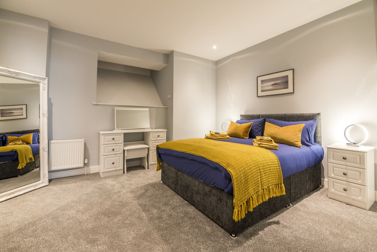 Bedroom 2, Tipyn O Haul - 1 Bed Apartment - Tenby, Pembrokeshire