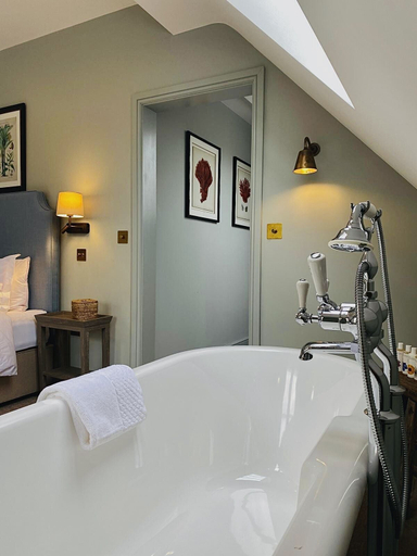 Bathroom 3, The Bottle & Glass Inn, Oxfordshire