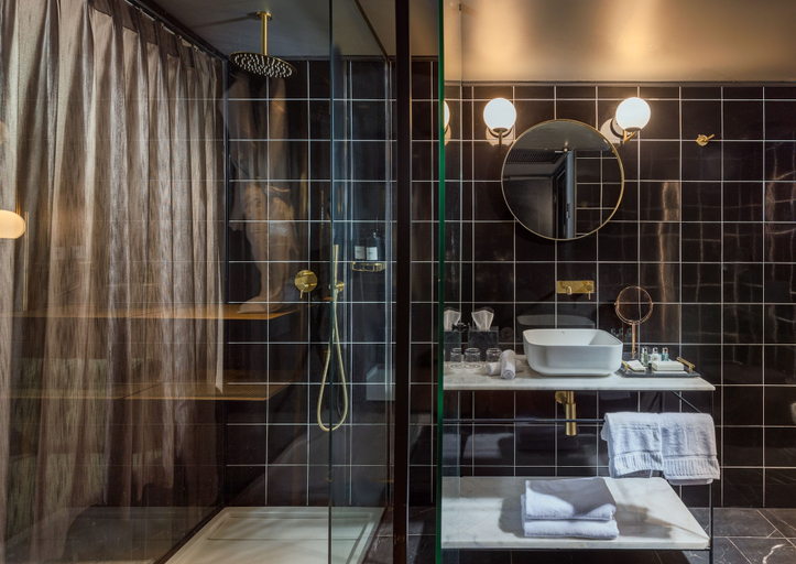 Bathroom 5, Brown Machne Yehuda
