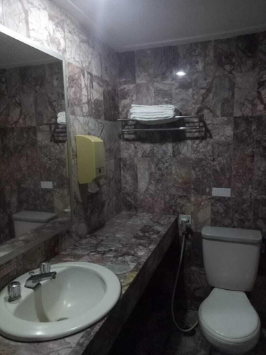 Bathroom 3, Rauda Hotel Syariah, Pekanbaru
