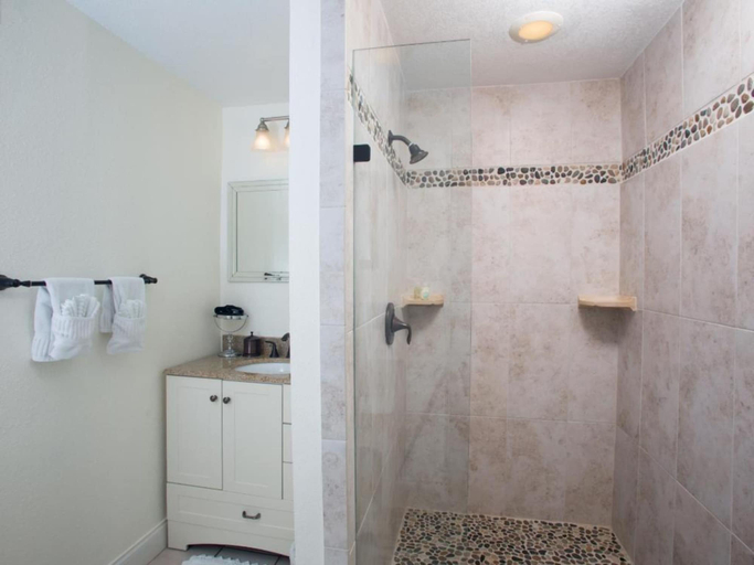 Bathroom 4, Windemere Inn by the Sea, Brevard
