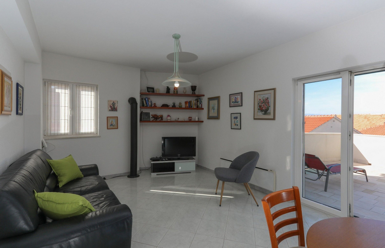 Others 4, Apartment Perina, Sutivan