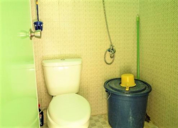 Bathroom, Anargya Guest House, Malang