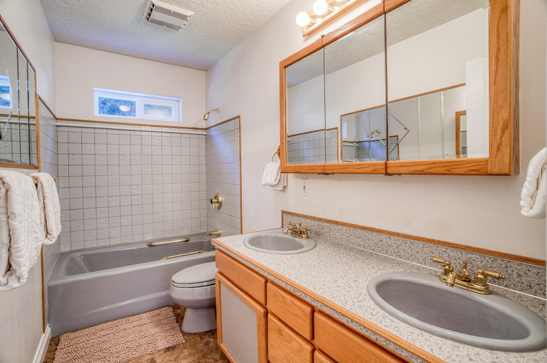 Bathroom 4, Whale Watch Lookout, Lincoln