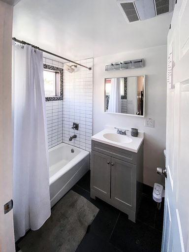 Bathroom 5, The Rumi Hostel, Los Angeles