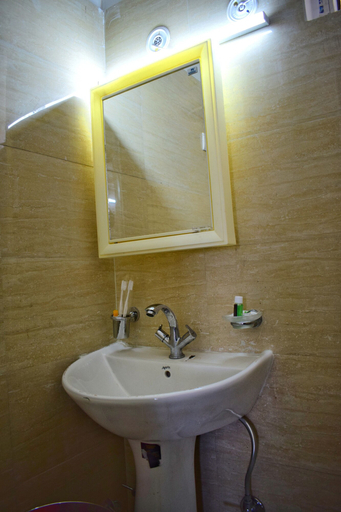 Bathroom, Country Holidays Himalayan View Cottages Mukteshwar, Nainital
