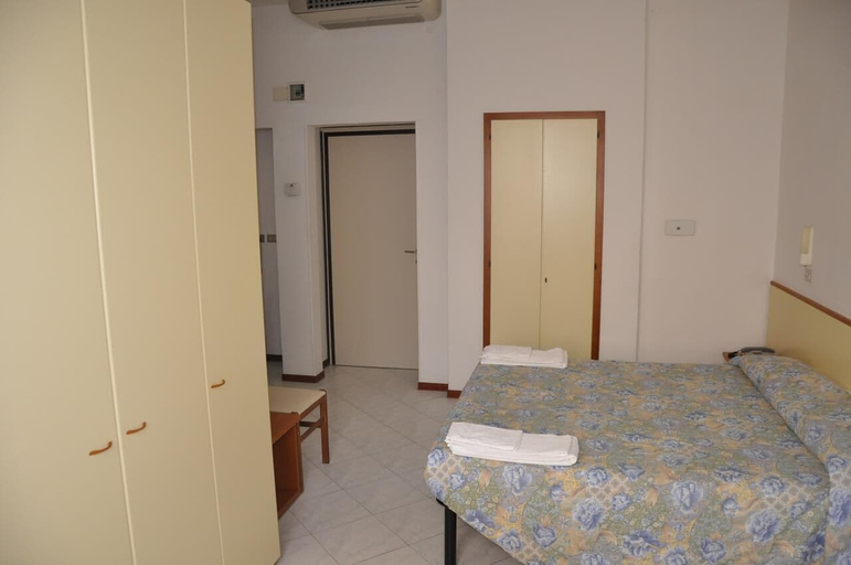Bedroom 2, Albergo Larenzia, Rimini