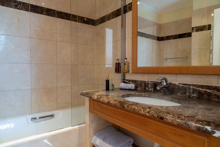 Bathroom 4, The Originals Relais, Hôtel St Laurent, Yvelines