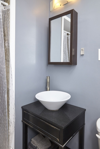 Bathroom 3, Prime Location! 5BR in Quaint Neighborhood!, Jefferson
