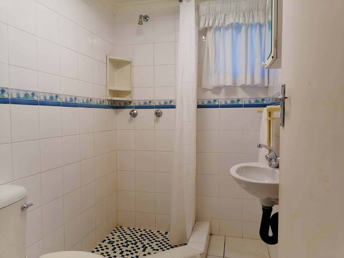 Bathroom 3, Rock Inn, Ugu