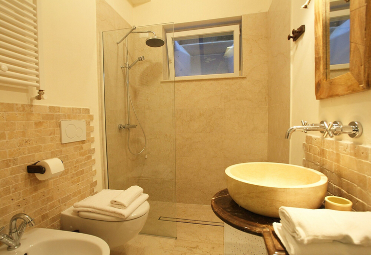 Bathroom 2, Le Petit Palais Villa, Como