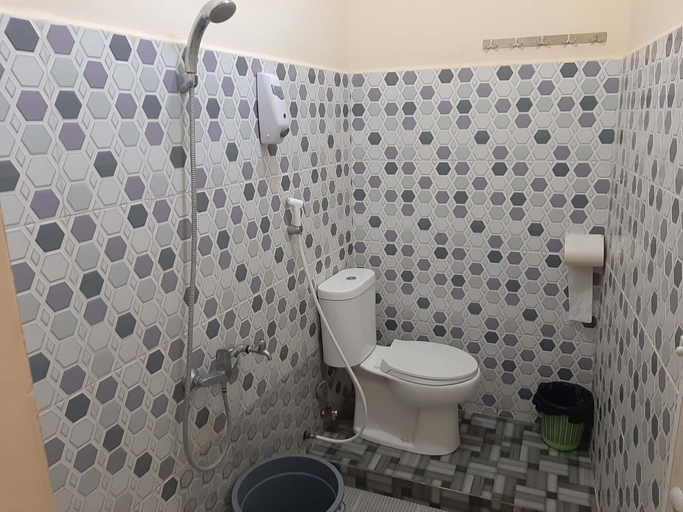 Bathroom 3, OYO 1698 Hotel Juma Eluk, Karo