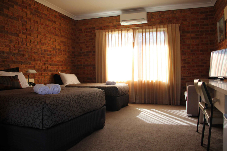 Bedroom 3, Sugarloaf Motel, Mitchell - South