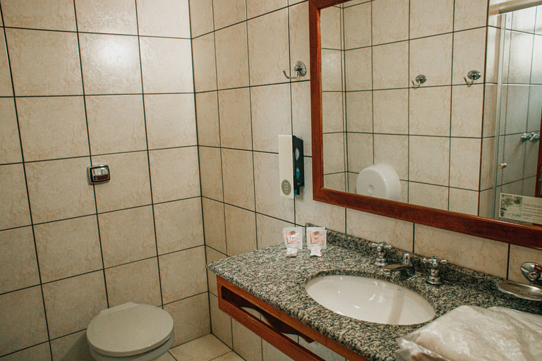 Bathroom, Colinas Executive Partk Hotel, Giruá