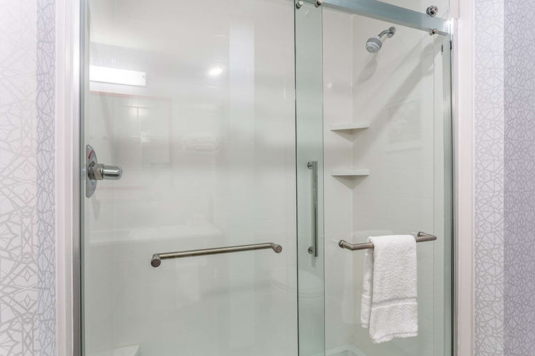 Bathroom 3, Hampton Inn & Suites Guymon, Texas