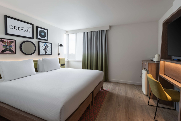 Bedroom 3, Hampton by Hilton London Ealing, London