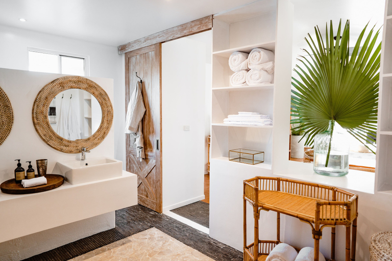 Bathroom, Tukutuk Le Pavillon, Malorua