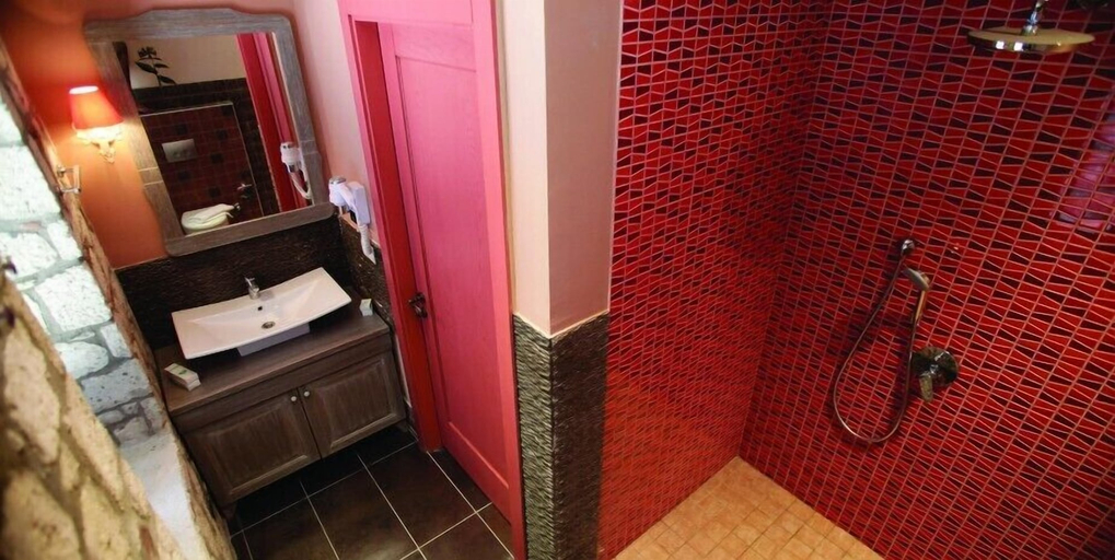 Bathroom 5, Igdeli Han Hotel, Çeşme