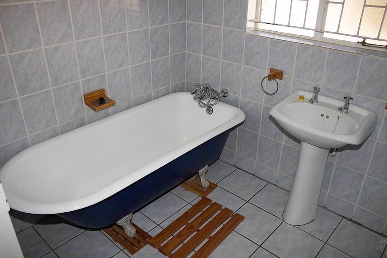 Bathroom 5, Ebony and Ivory, Mangaung