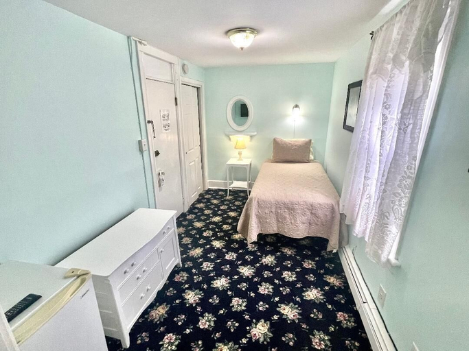 Bedroom 2, Quaker Inn, Monmouth