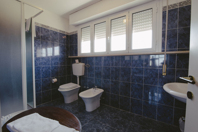 Bathroom 4, Hotel Paradiso, Ancona