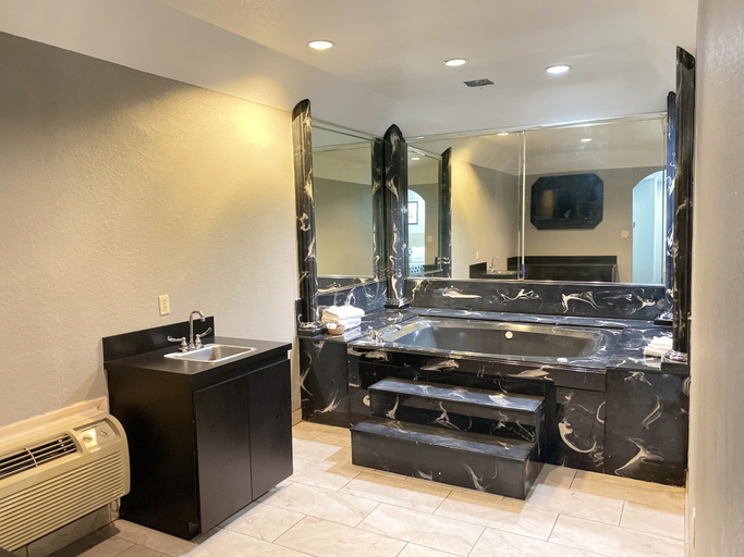 Bathroom 3, Island Suites, Houston