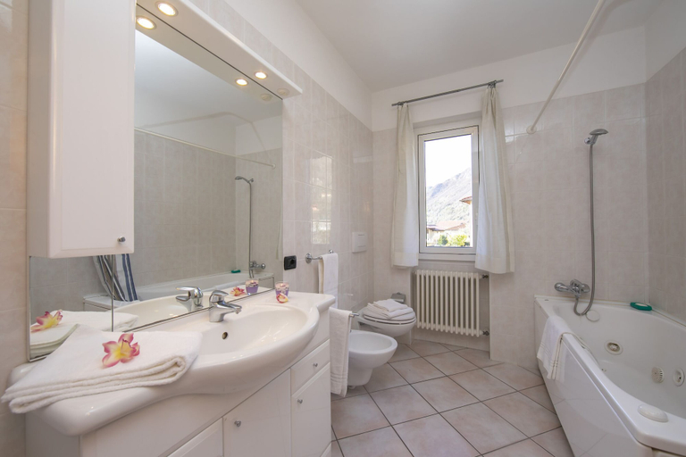 Bathroom 4, Villa Antico, Como