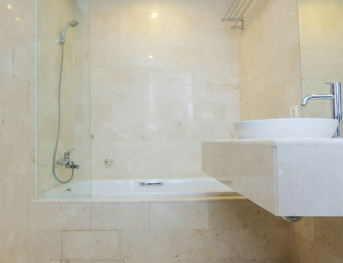 Bathroom 5, Posh 2BR at The Empyreal Condominium Epicentrum Apartment By Travelio, Jakarta Selatan