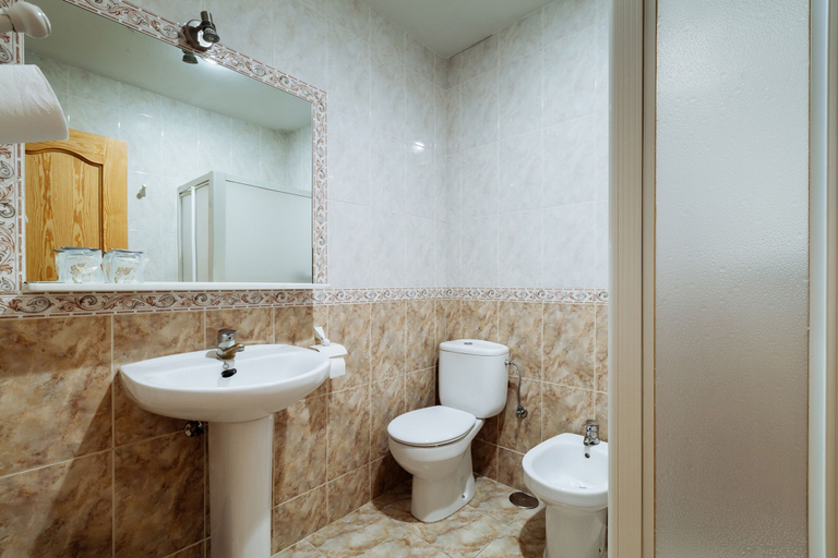 Bathroom 5, Hotel Philadelfia, Granada