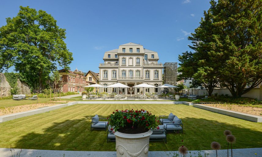 Exterior & Views