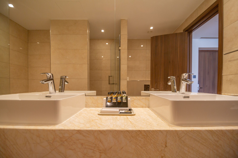 Bathroom 5, Leonardo Boutique Hotel Larnaca, Larnaca
