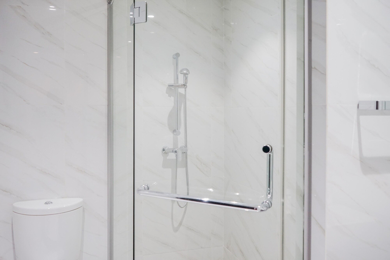 Bathroom 5, Marvelous 1BR at The Branz Apartment By Travelio, South Tangerang