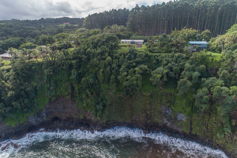 Hamakua Pukana La Hale 3 Bedroom Home by RedAwning, Hawaii
