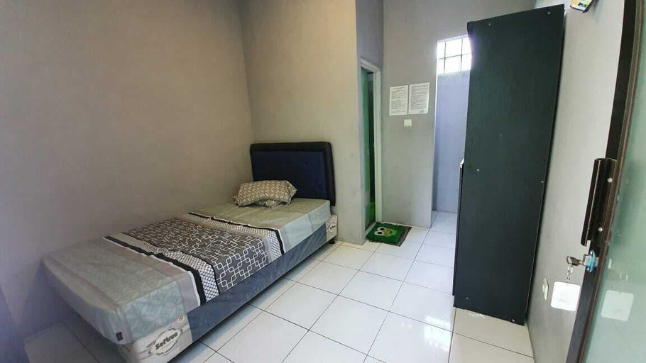 Bedroom 1, OYO 1599 Naz Guesthouse Syariah, Sukabumi