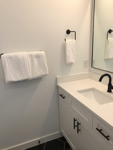 Bathroom 4, The Zen Den, Travis