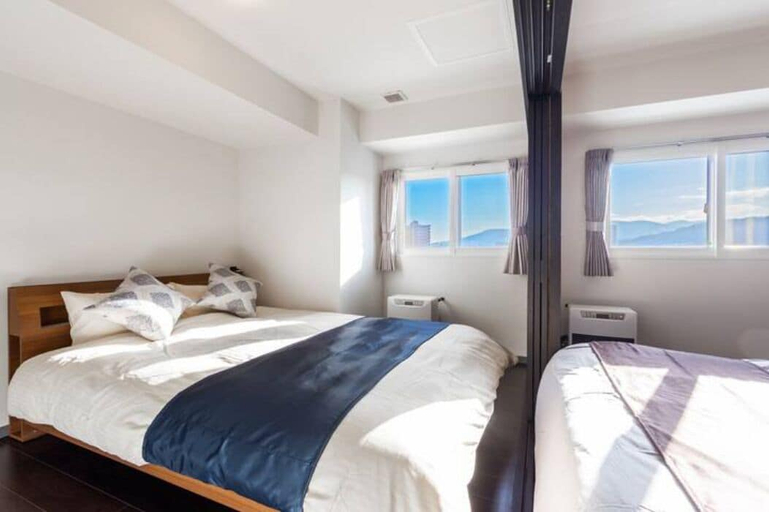 Bedroom 3, Glitter, Otaru